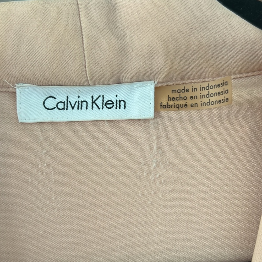 Calvin Klein blush collared v neck top. Large - Picture 4 of 6